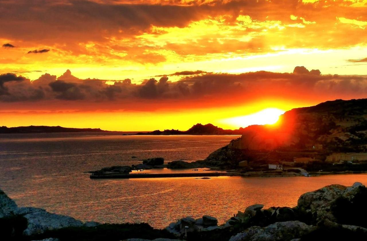 A Punta Tegge Il Mare La Spiaggia Il Tramonto Villa La Maddalena  Kültér fotó