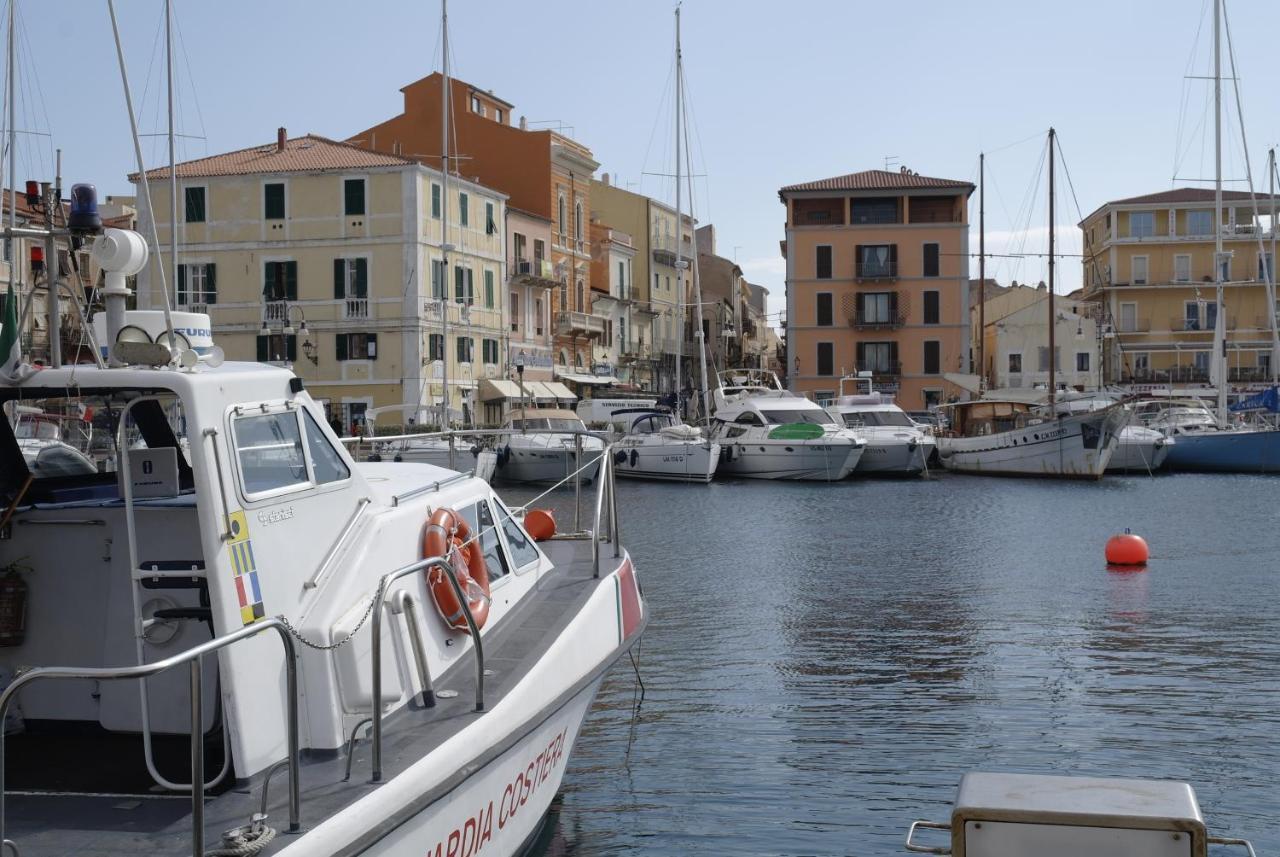 A Punta Tegge Il Mare La Spiaggia Il Tramonto La Maddalena  Kültér fotó